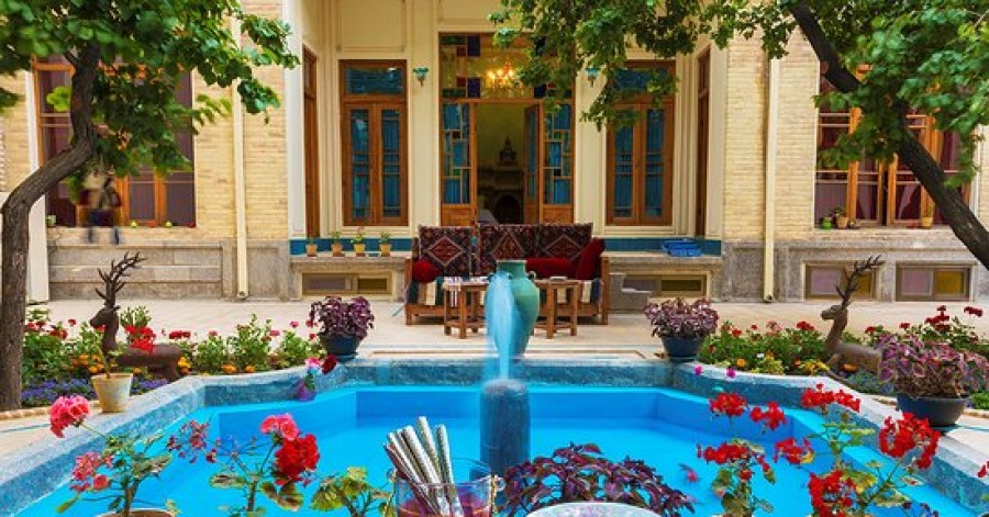 Mahbibi-hostel-isfahan-courtyard